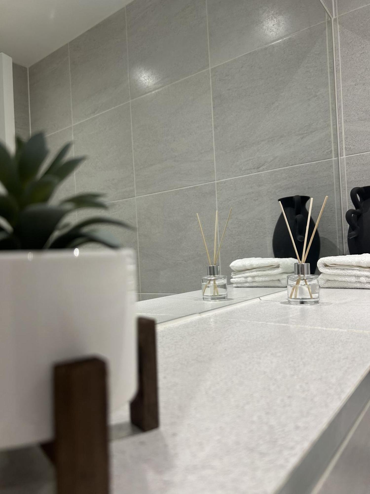 Gogmore Lane Apartment *