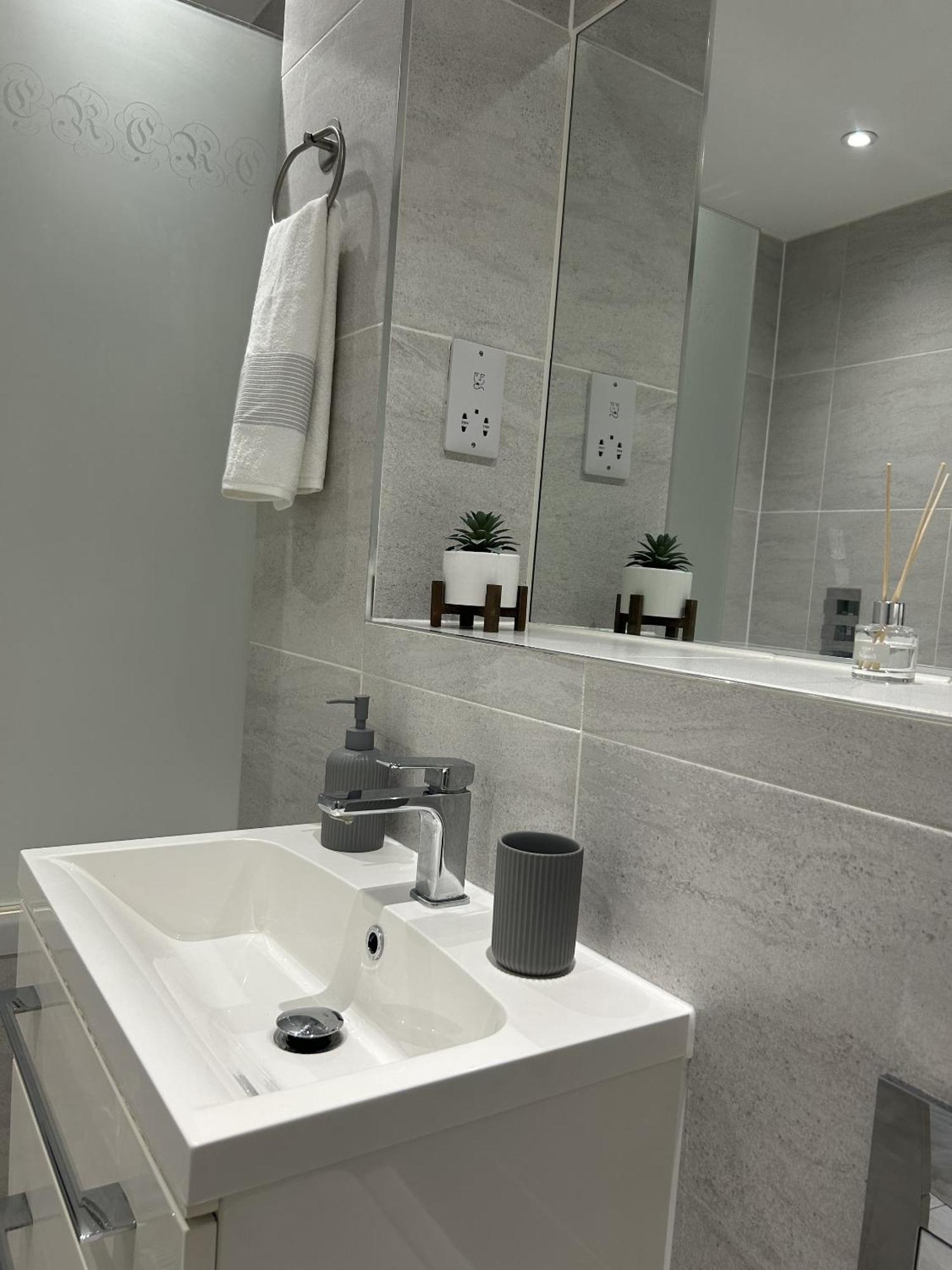 Gogmore Lane Apartment *