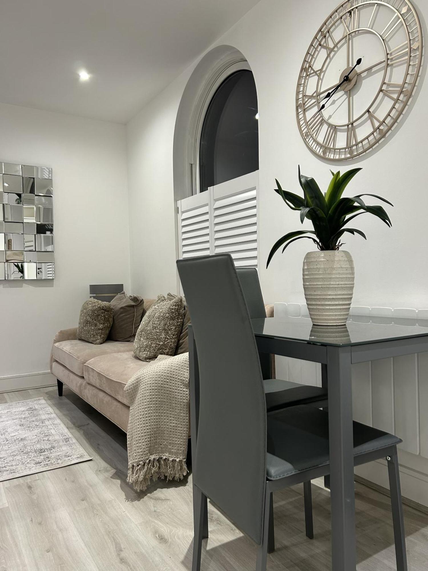 Gogmore Lane Apartment