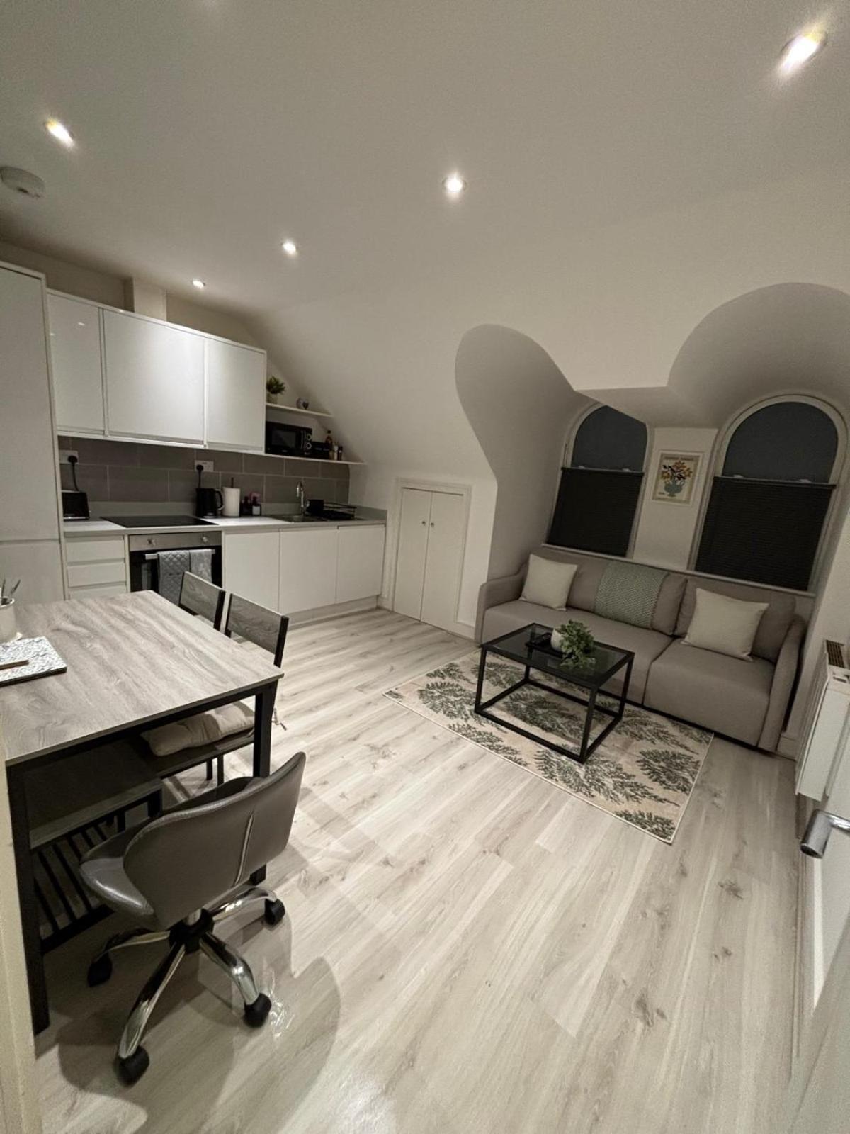 Gogmore Lane Apartment *