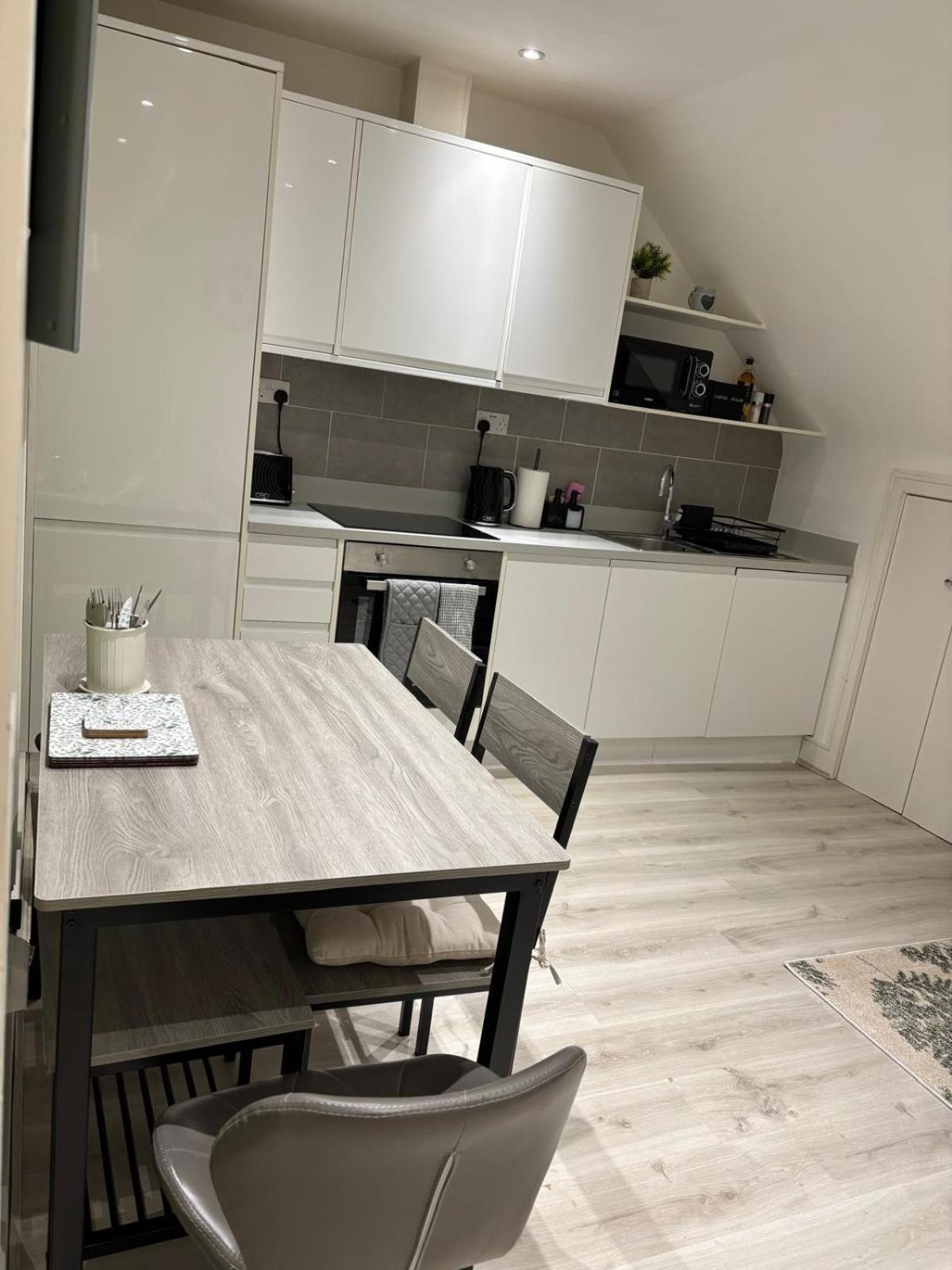 Gogmore Lane Apartment *